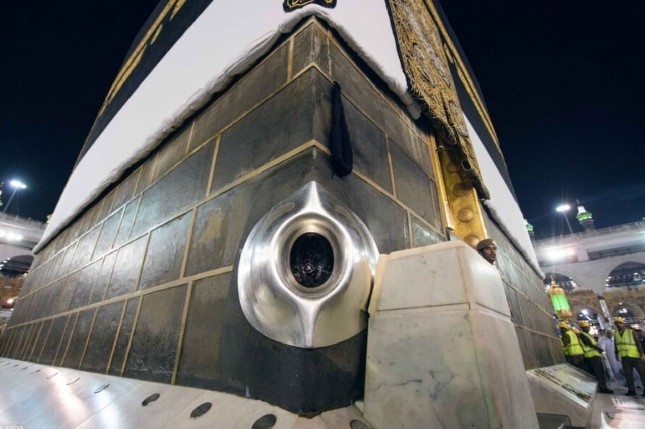 Hajr e Aswad in Kaaba