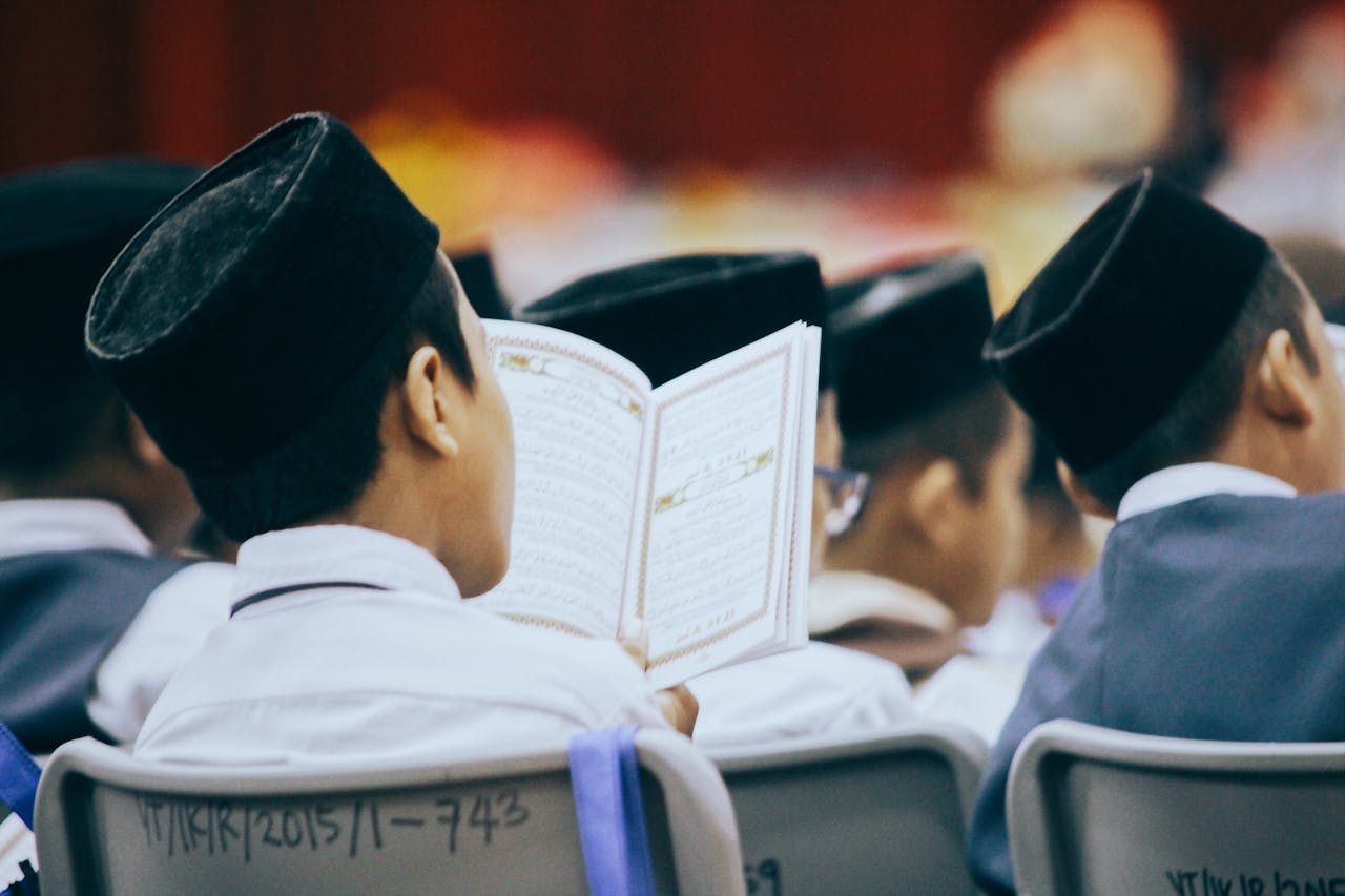 muslim students learning the quran