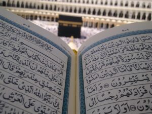 Reading quran in front of the kaaba