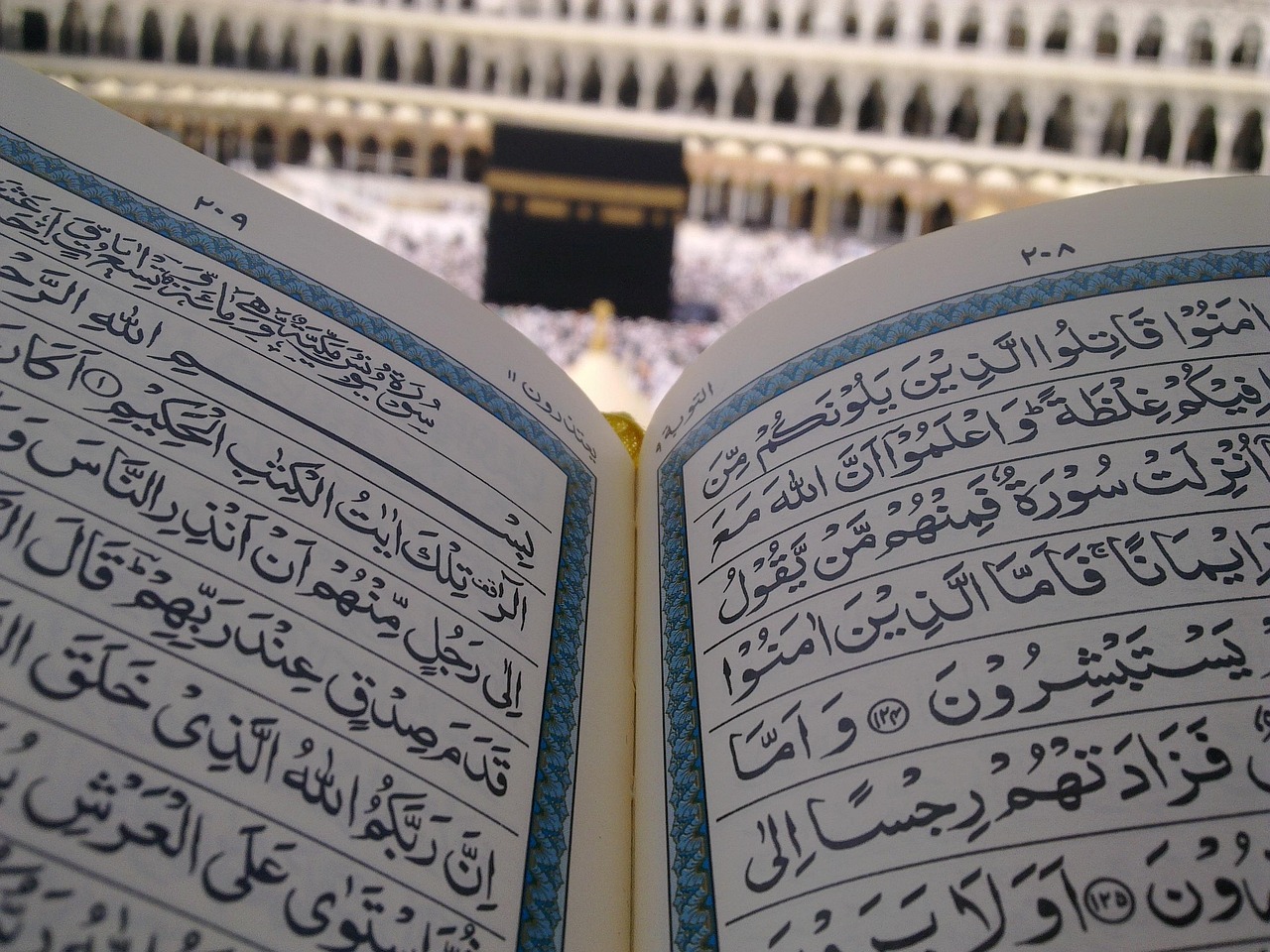 Reading quran in front of the kaaba